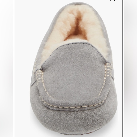 UGG🍁🍂 Ansley Water Resistant Slipper Light Grey Suede
Women size 7 gently used - Picture 4 of 16
